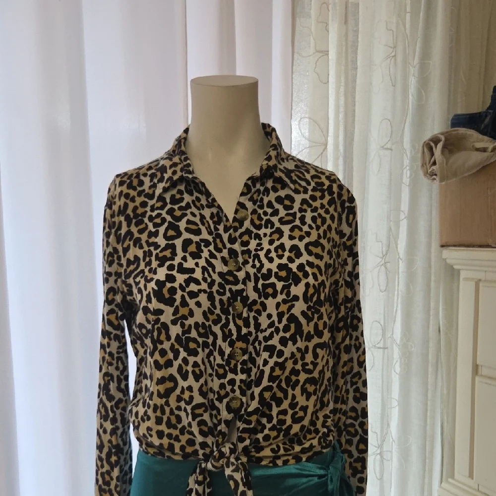 Style Envy Leopard Print Button-Down Shirt Small Sz [1143]